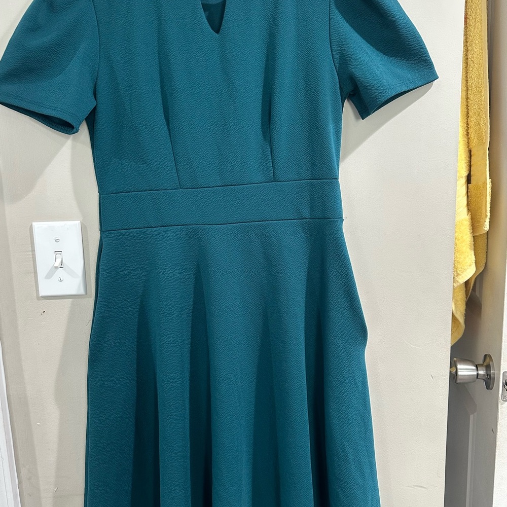 Chic Teal Midi Dress with Short Sleeves y de estilo princesa